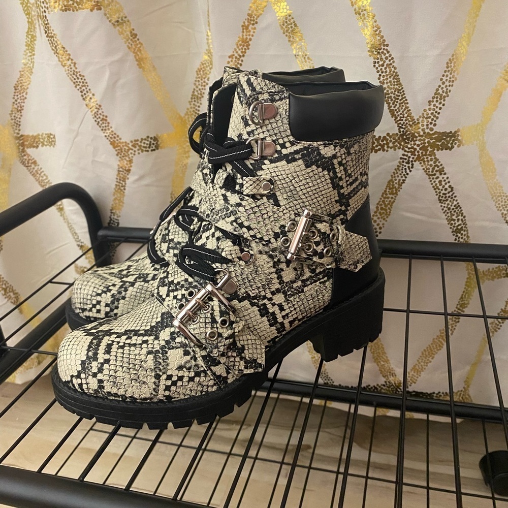 Women’s Qupid Tressa Stone and Black Snake Skin Boot Sz 8 - Picture 4 of 6
